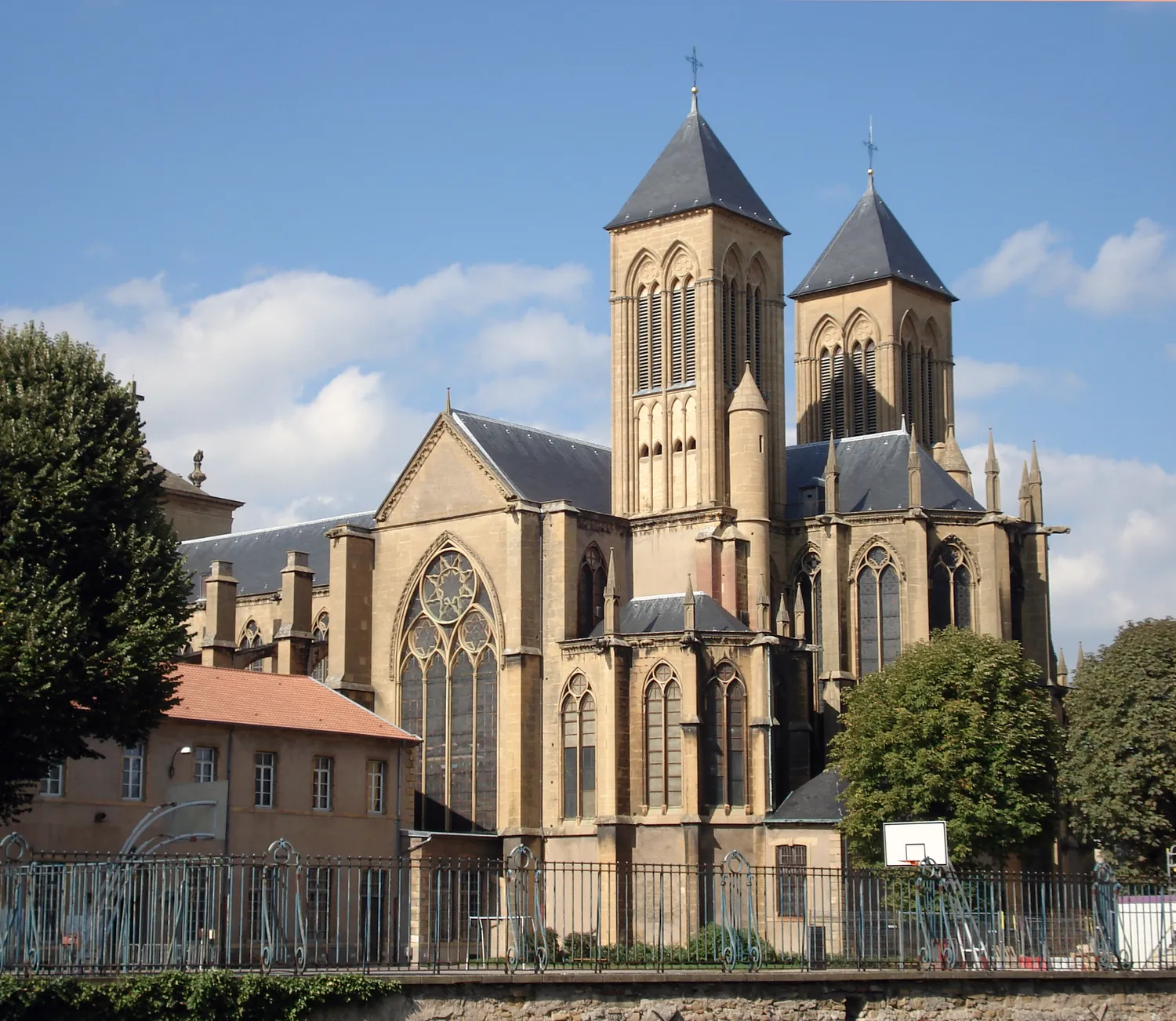 Image qui illustre: Basilique Saint-vincent à Metz - 0