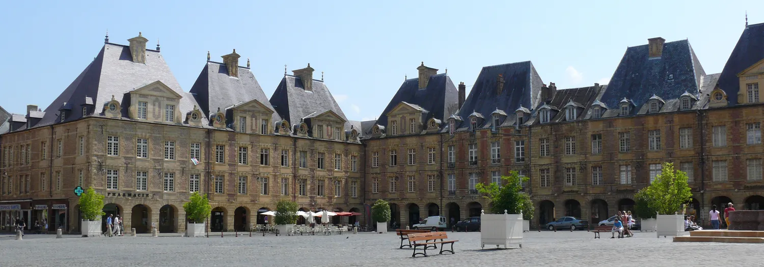 Image qui illustre: Place Ducale à Charleville-Mézières - 0