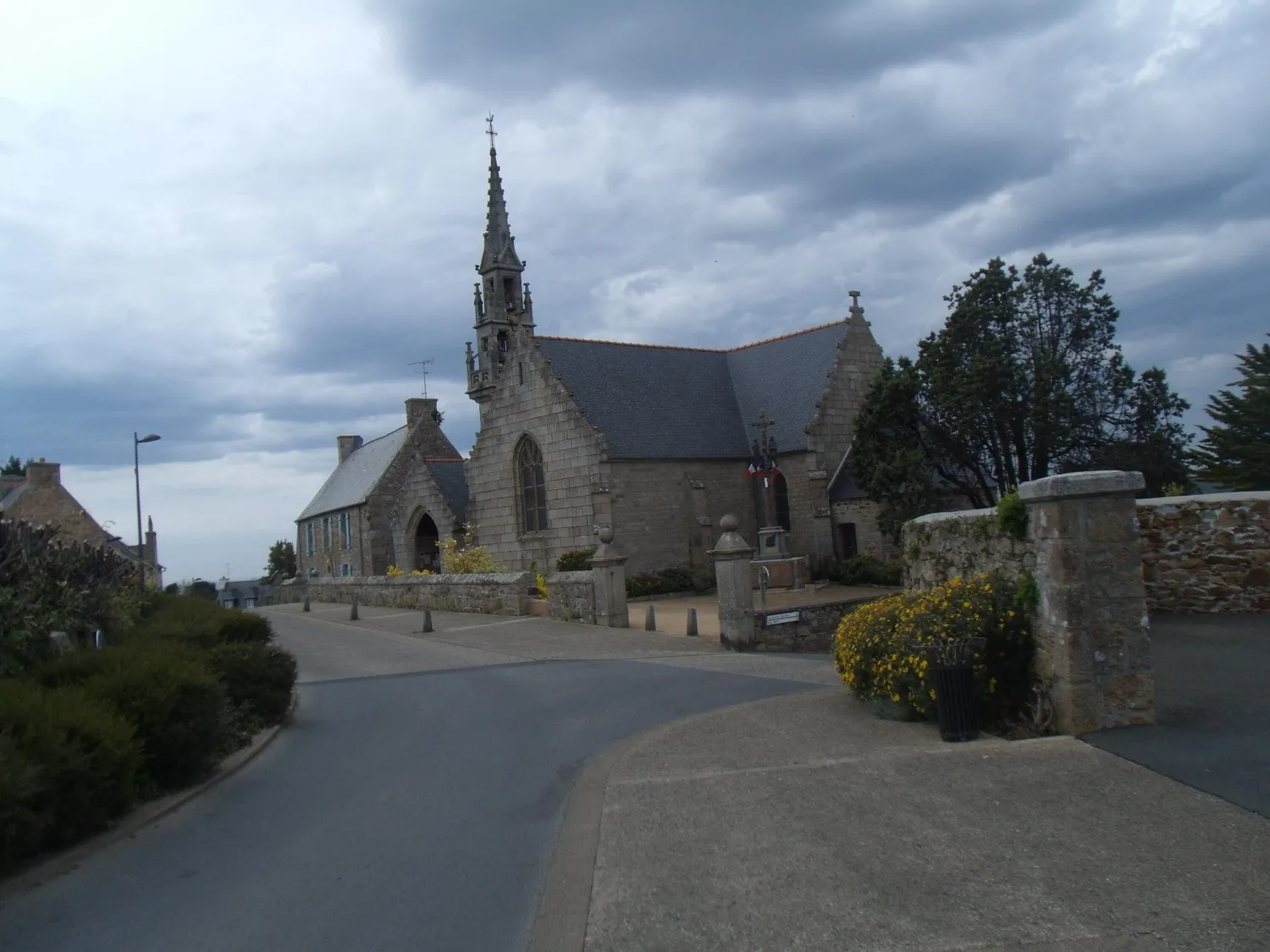 Image qui illustre: Eglise Saint Léonore et Sainte Anne à Trélévern - 0