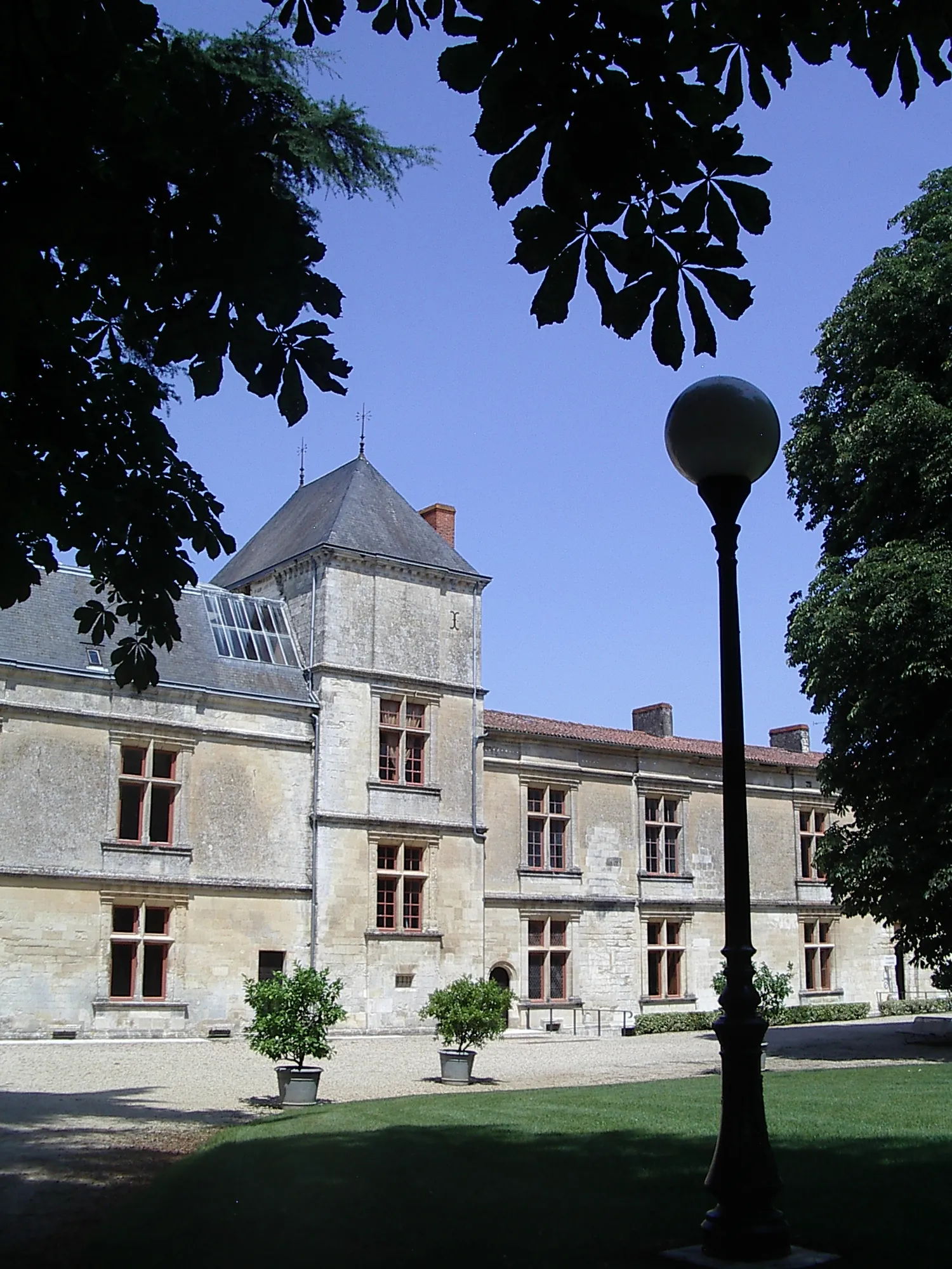Image qui illustre: Château Renaissance à Coulonges-sur-l'Autize - 1