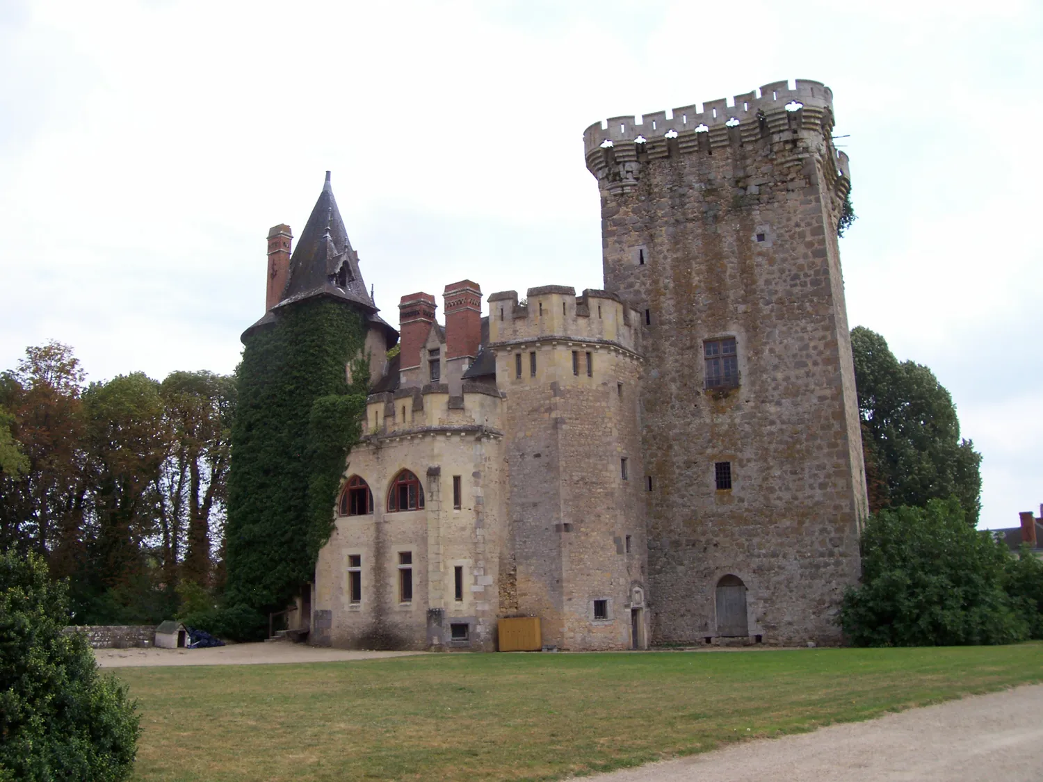 Image qui illustre: Château Et Jardins De Saint-loup-sur-thouet à Saint-Loup-Lamairé - 0