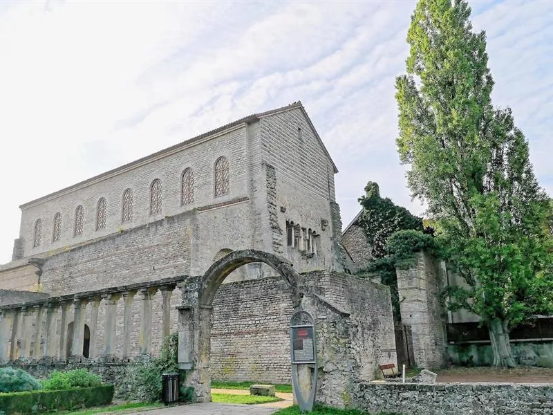 Image qui illustre: Ancienne Église Saint-pierre Aux Nonnains