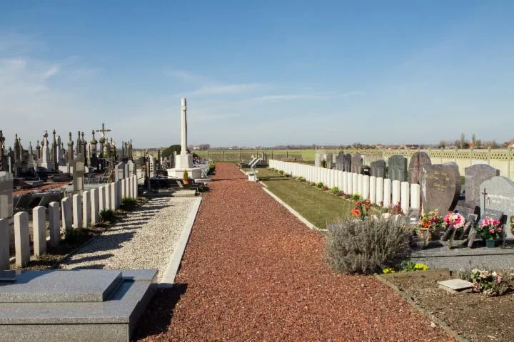 Image qui illustre: Les Moëres Communal Cemetery