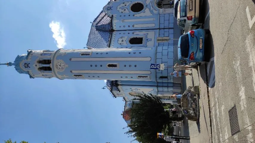 Image qui illustre: L'église bleu (Église Sainte-Elizabeth de Bratislava)