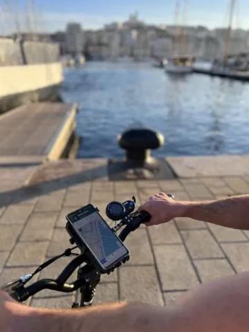 Image qui illustre: Location e-scooter Marseille avec guide virtuel