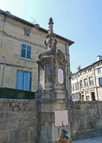 Image qui illustre: Place de la Fontaine