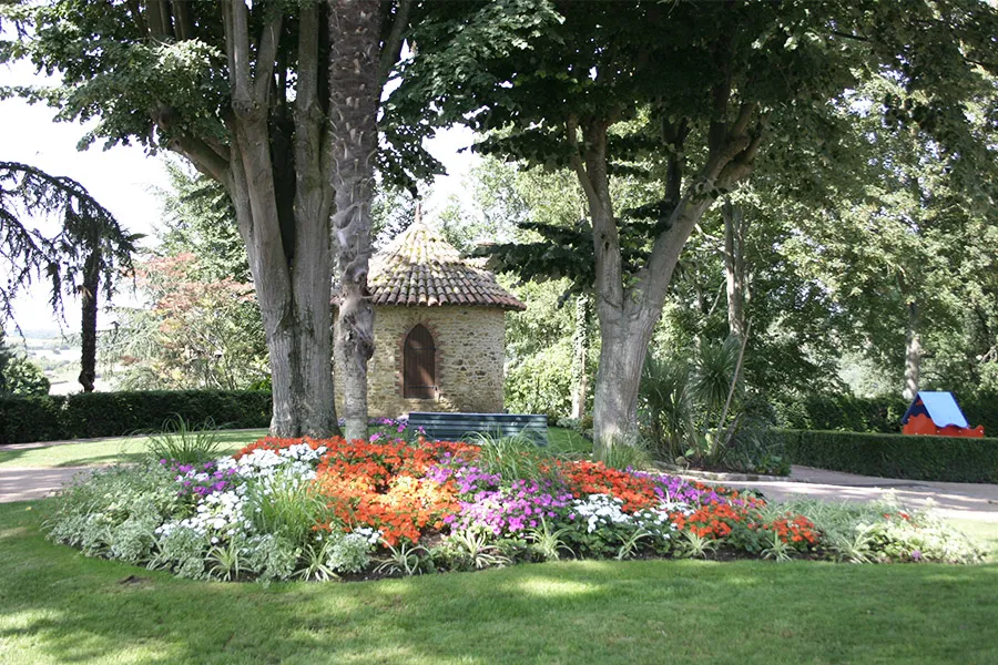 Image qui illustre: Thouars, Ville fleurie 4 fleurs à Thouars - 2