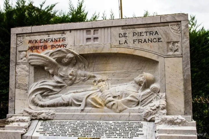 Image qui illustre: Le monument aux morts