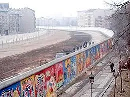 Image qui illustre: Le mur de Berlin à  - 1
