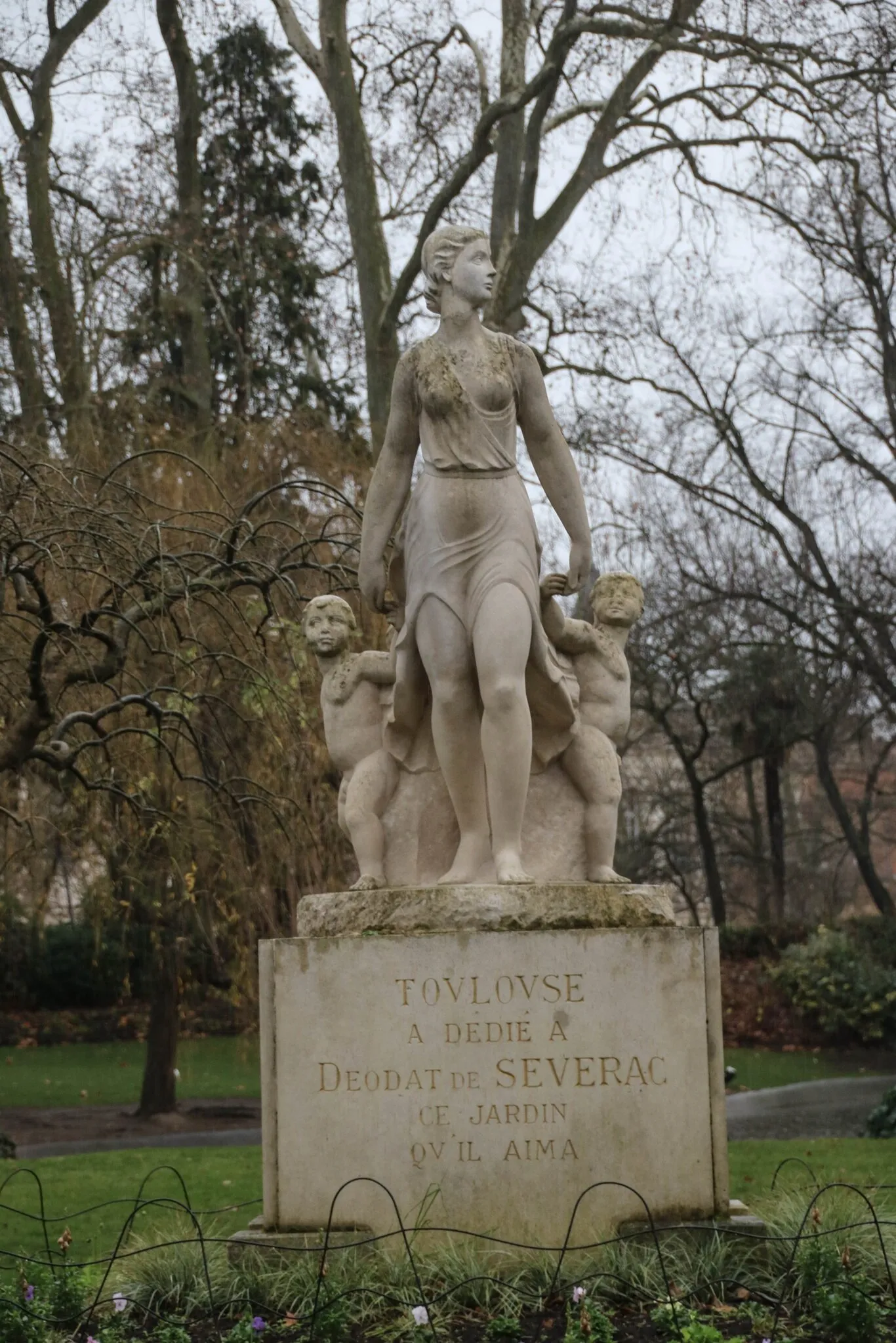 Image qui illustre: Statue d'hommage à Déodat de Severac à Toulouse - 0