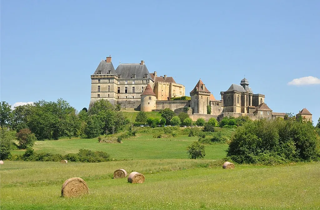 Image qui illustre: Château De Biron à Biron - 0