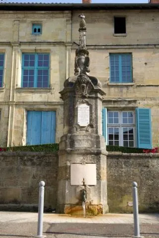 Image qui illustre: La Place De La Fontaine