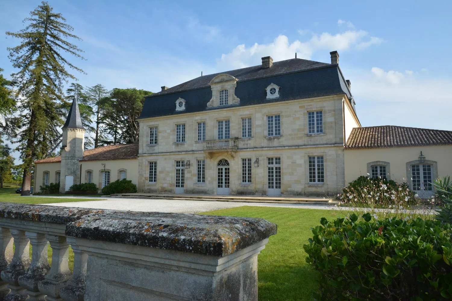 Image qui illustre: Château Couhins à Villenave-d'Ornon - 0