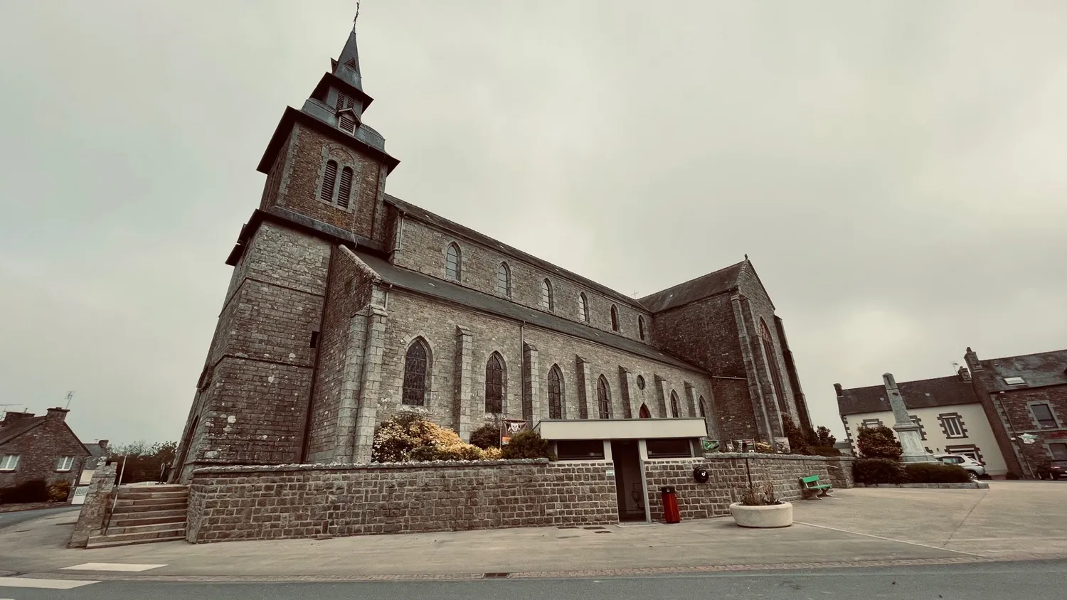Image qui illustre: L'Église Saint-Pierre et Saint-Paul à Plémy - 1