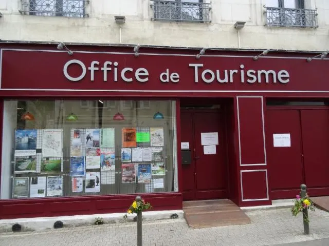 Image qui illustre: Office de Tourisme Chablis, Cure, Yonne & Tonnerrois - Accueil de Tonnerre
