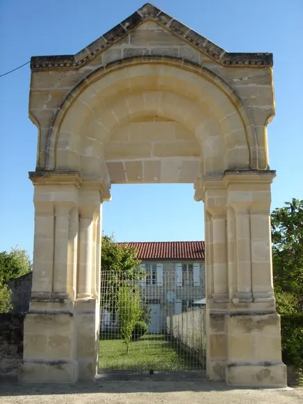 Image qui illustre: Arche-porche du presbytère d'Ordonnac à Ordonnac - 0