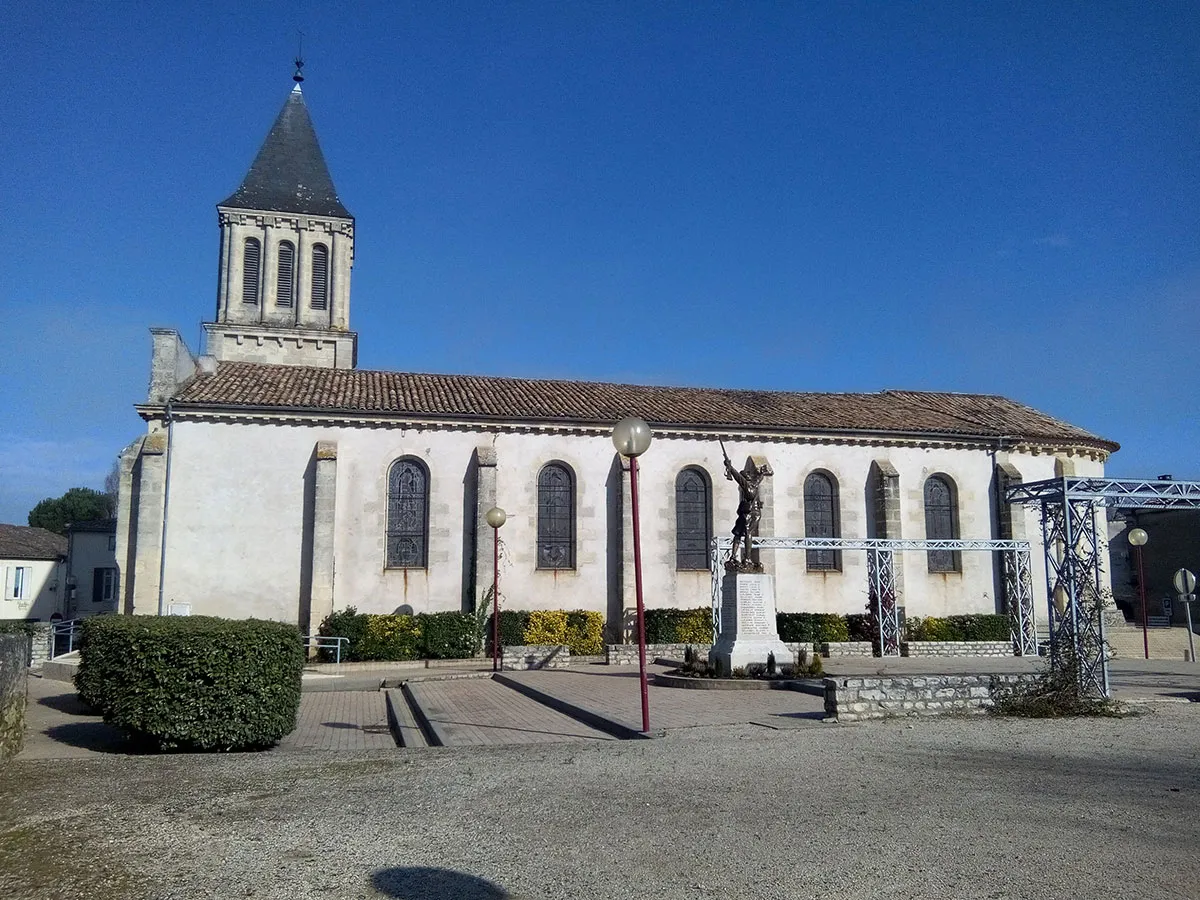 Image qui illustre: Eglise Saint-Pierre à Saint-Pierre-d'Aurillac - 0