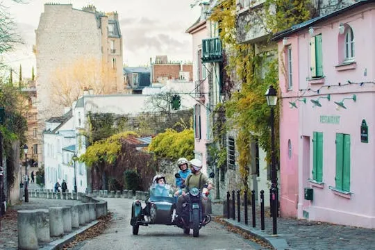 Image qui illustre: Visite en moto side-car rétro de Montmartre et du quartier latin à Paris - 0