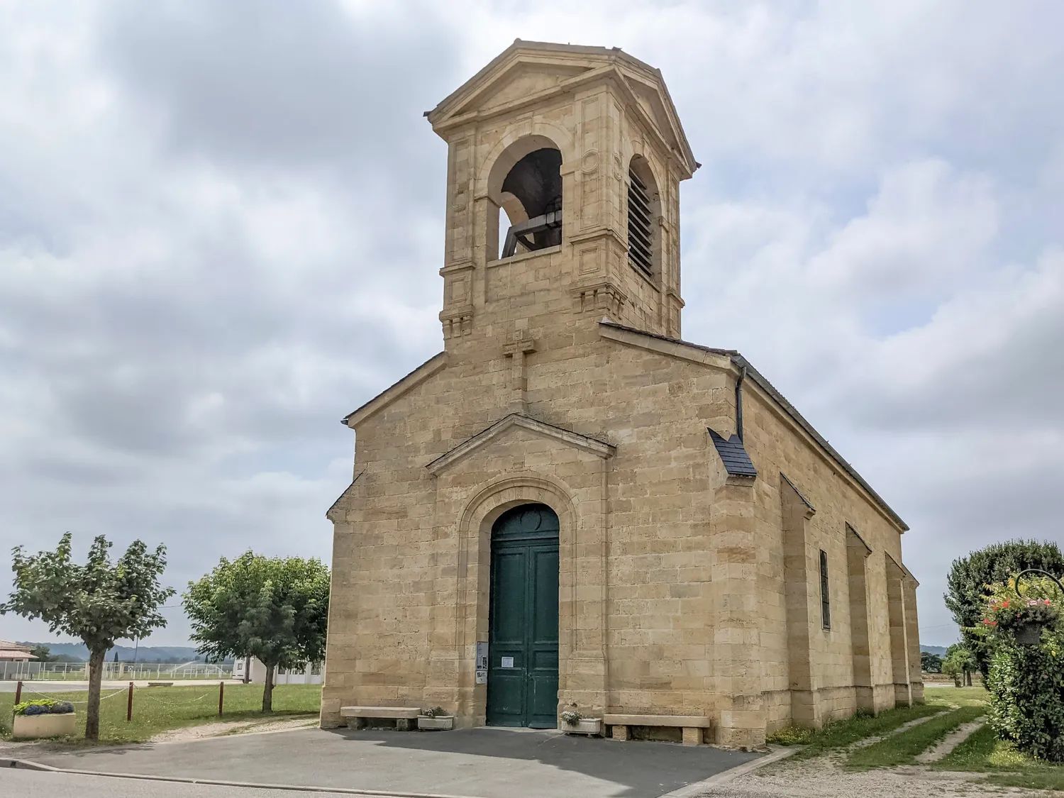 Image qui illustre: Église Saint-Ferdinand à Mouliets-et-Villemartin - 0