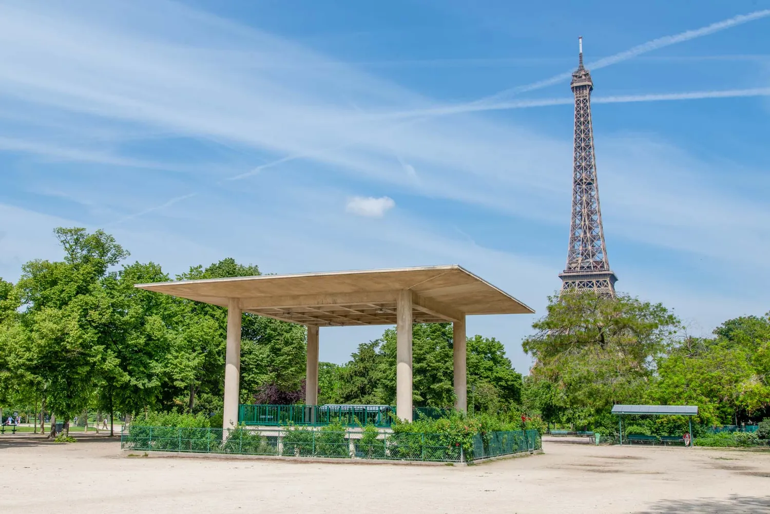Image qui illustre: Parc du Champ de Mars à Paris - 1