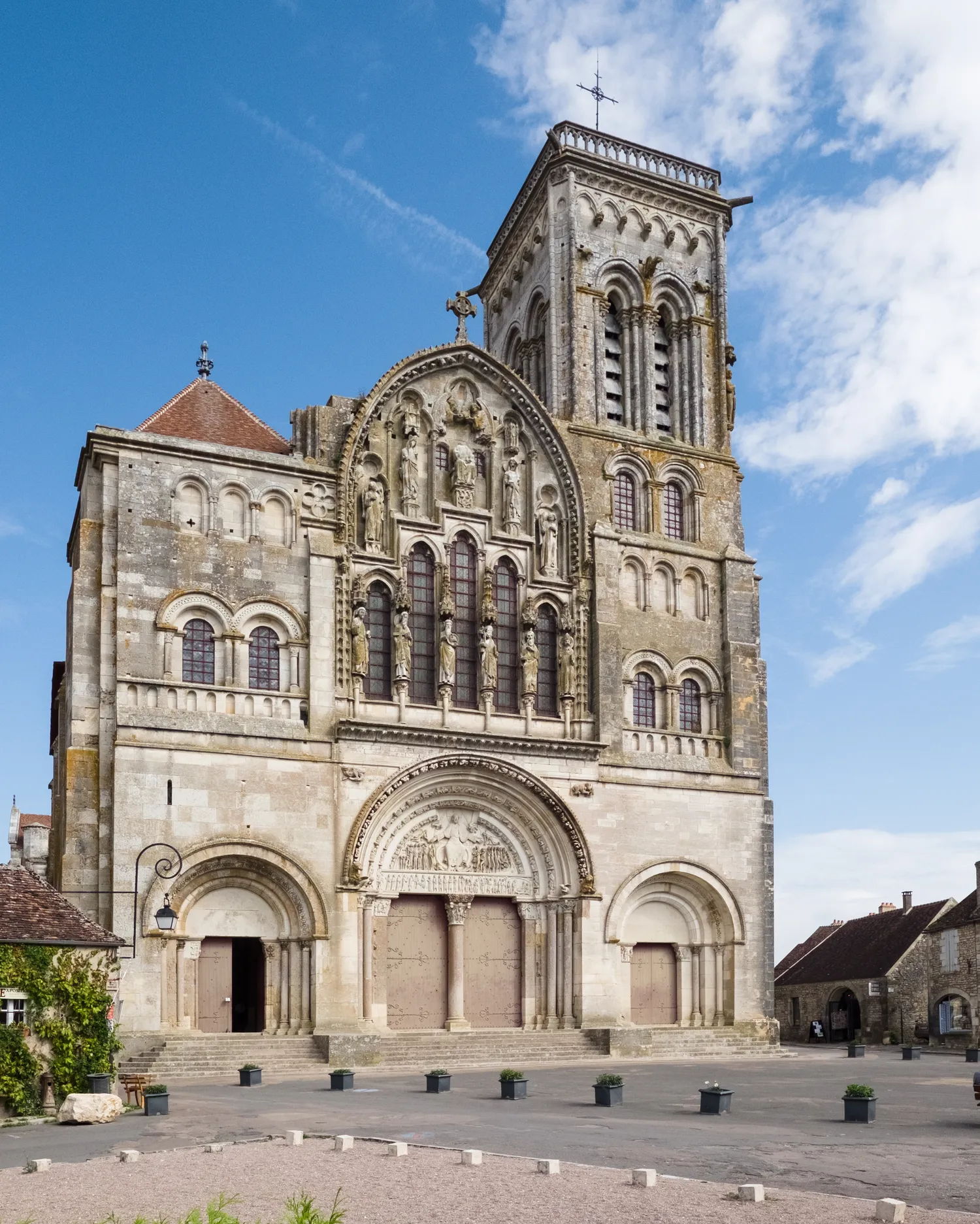 Image qui illustre: Basilique Sainte Marie-madeleine à Vézelay - 2
