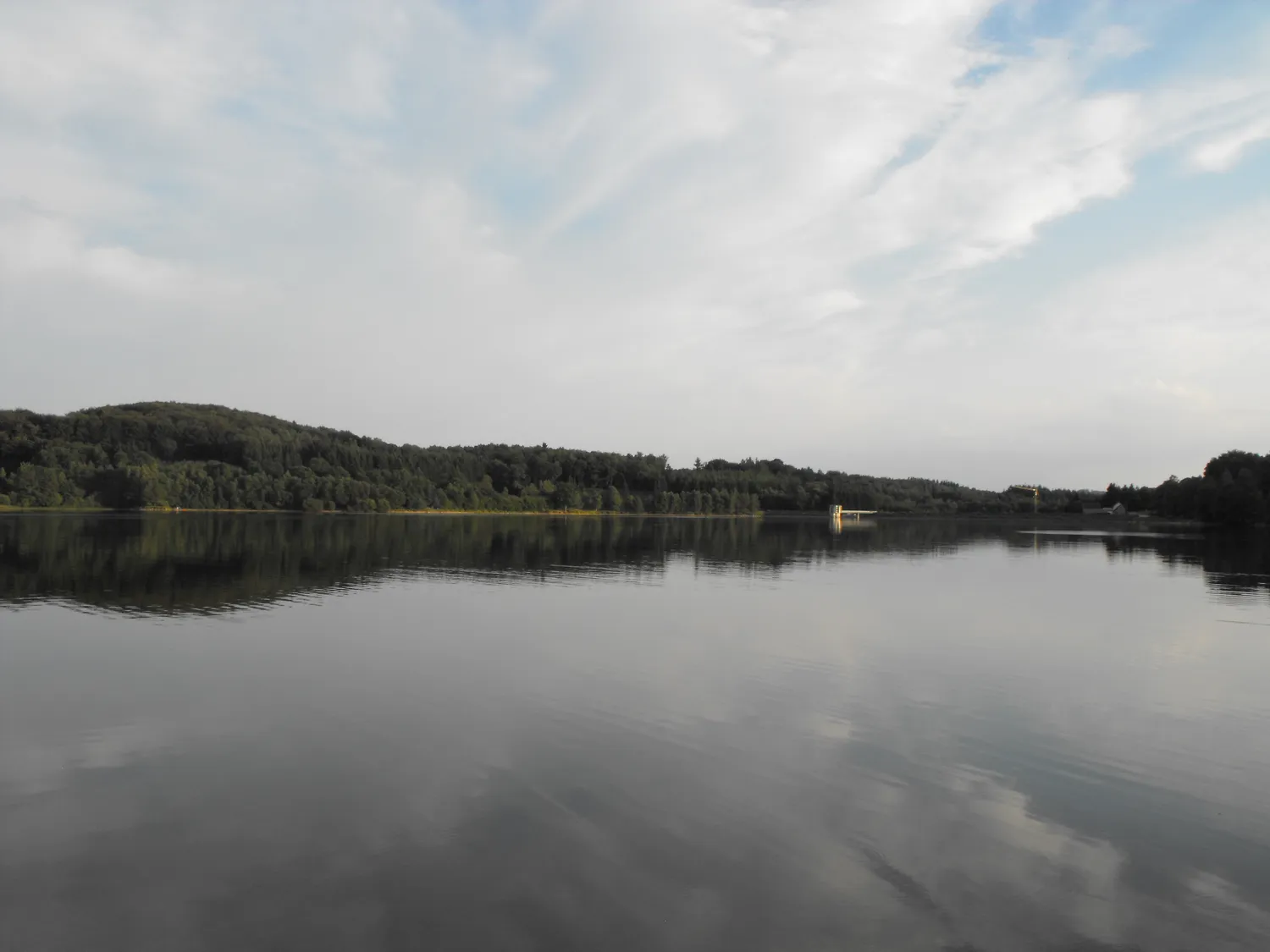 Image qui illustre: Lac De Chamboux à Saint-Martin-de-la-Mer - 0