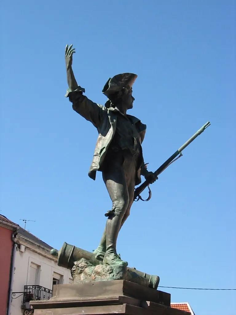 Image qui illustre: La Statue Du Volontaire à Remiremont - 0