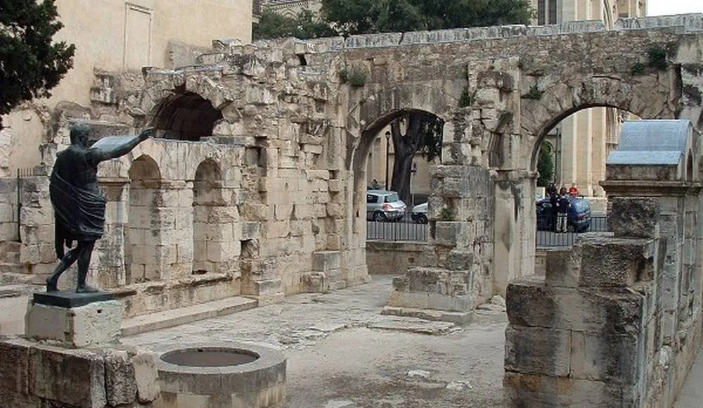 Image qui illustre: Porte d'Auguste à Nîmes - 0