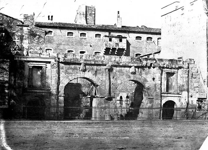 Image qui illustre: Porte d'Auguste à Nîmes - 1