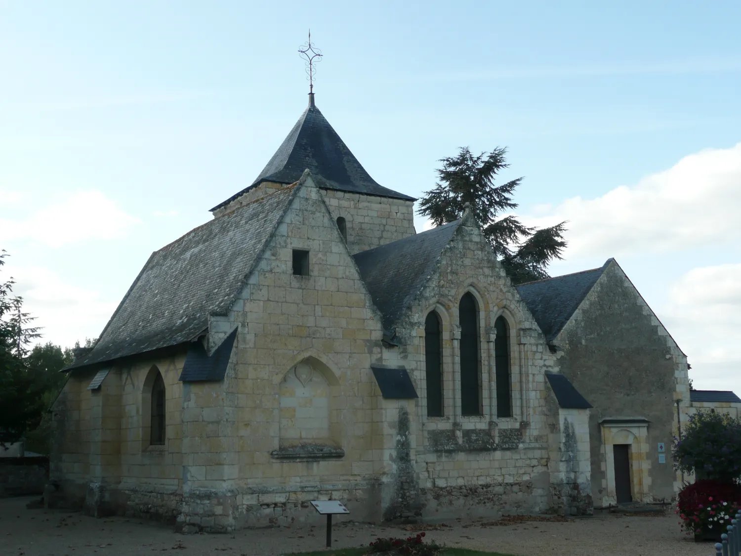 Image qui illustre: Eglise Saint-pierre De Charcé-saint-ellier-sur-aubance à Brissac Loire Aubance - 0