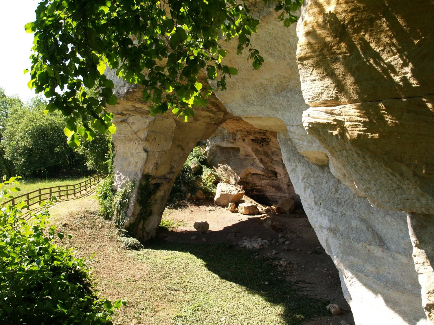 Image qui illustre: Grottes De La Falouse