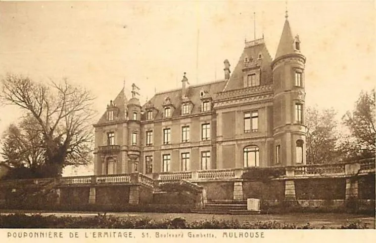Image qui illustre: Château de la Tour - porche de l'Ermitage