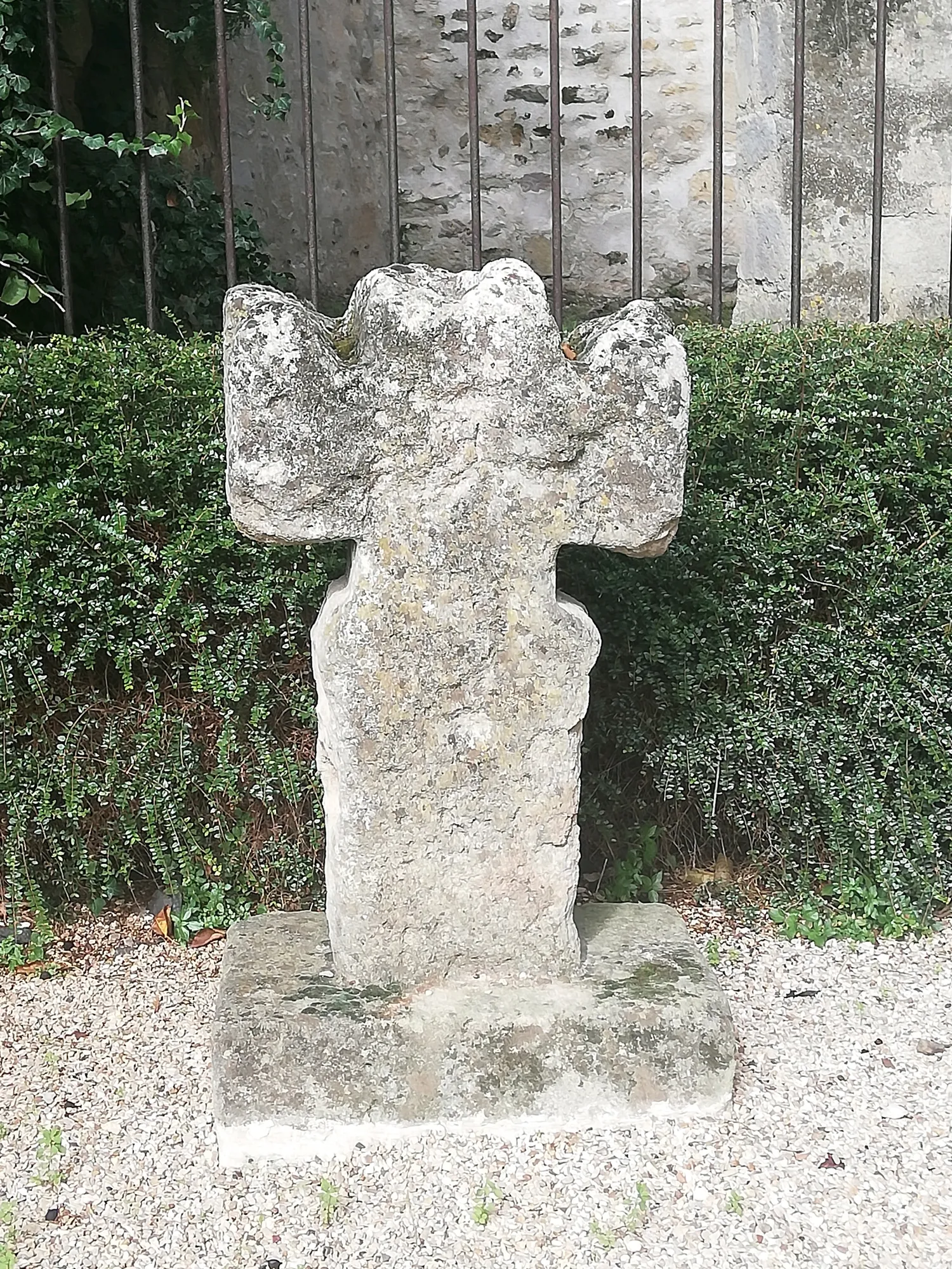 Image qui illustre: Croix pattée Saint-Éloi à Boissy-l'Aillerie - 0