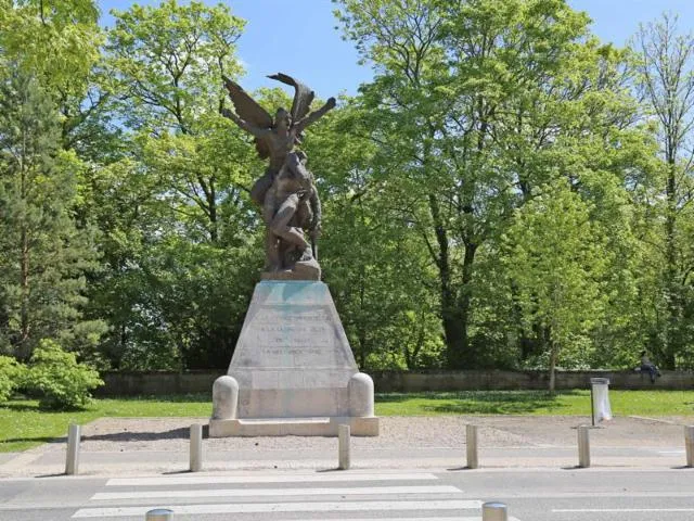 Image qui illustre: Sculpture "la Défense De Rodin"