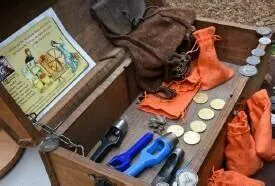 Image qui illustre: Animations médiévales autour de la frappe monétaire et de l’héraldique 
Compagnie Les furets d’or