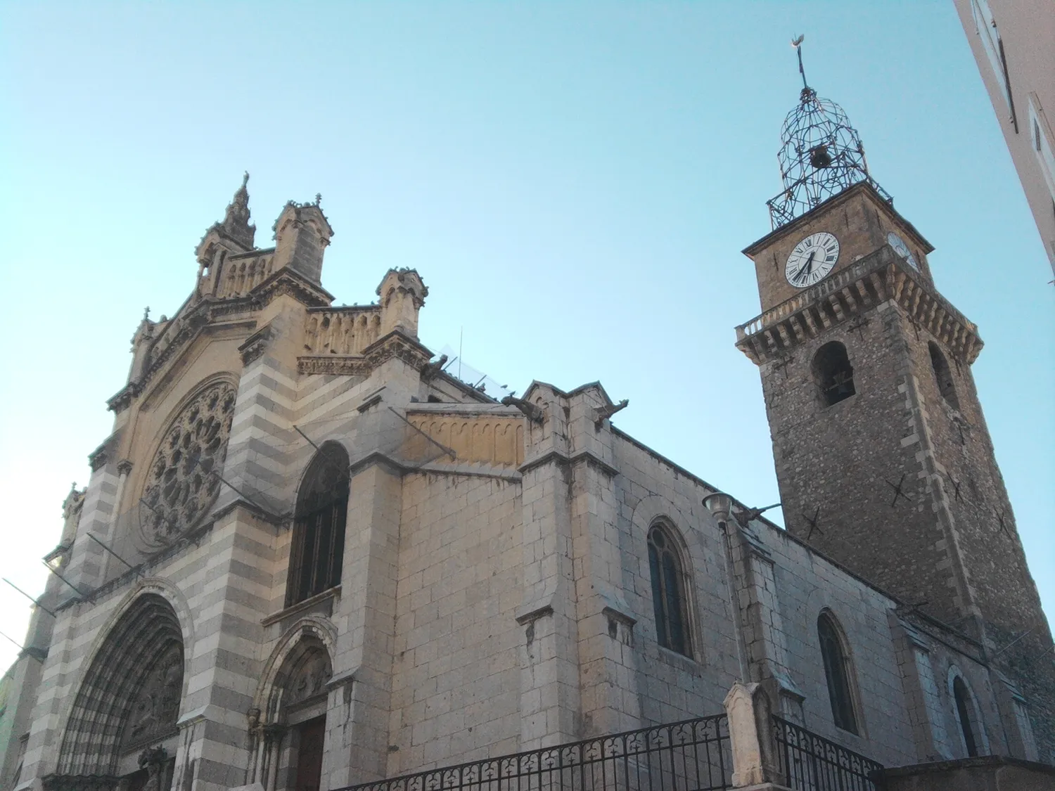 Image qui illustre: Cathédrale Saint-jérôme à Digne-les-Bains - 0