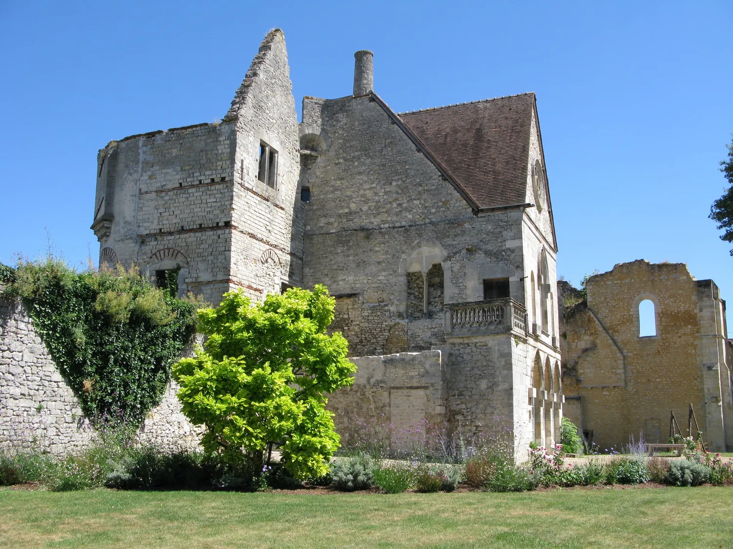Image qui illustre: Parc Et Vestiges Du Château Royal à Senlis - 0