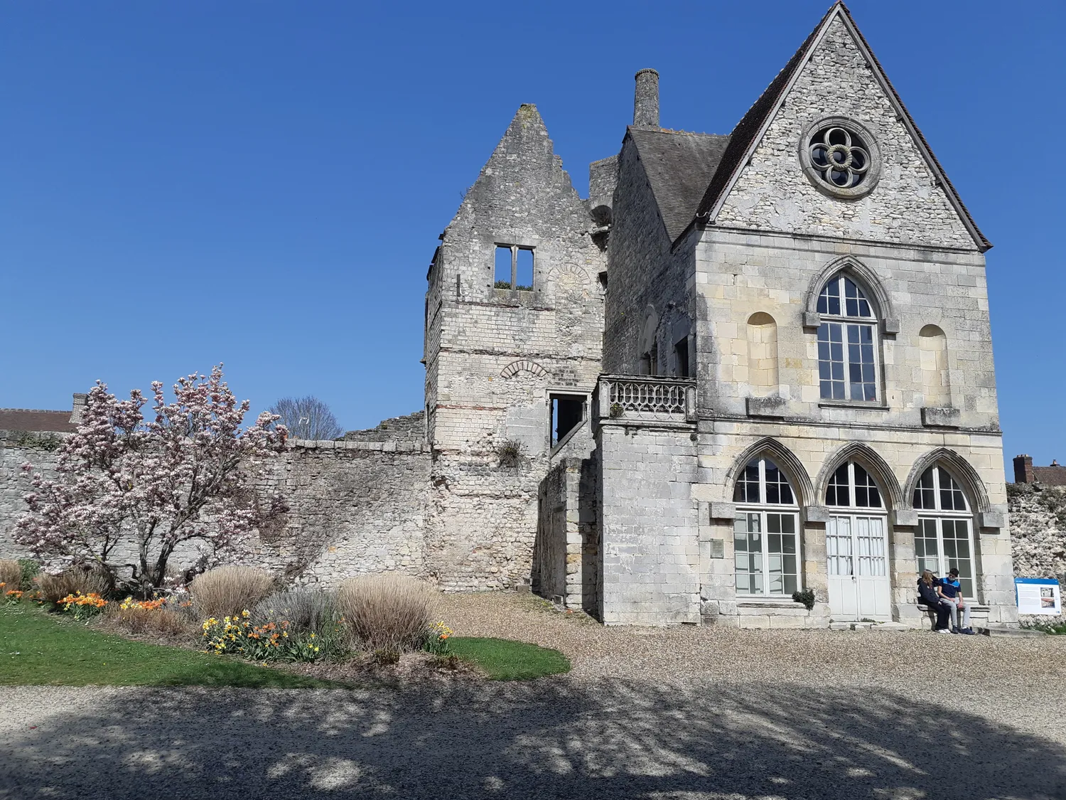 Image qui illustre: Parc Et Vestiges Du Château Royal à Senlis - 1