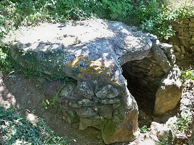 Image qui illustre: Dolmen de la Pitchoune à Ménerbes - 0