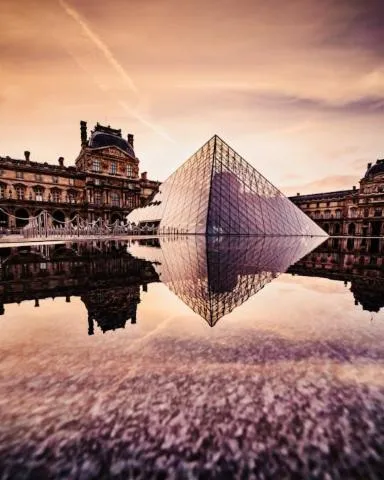 Image qui illustre: Au-delà du musée du Louvre, une visite audioguidée à pied