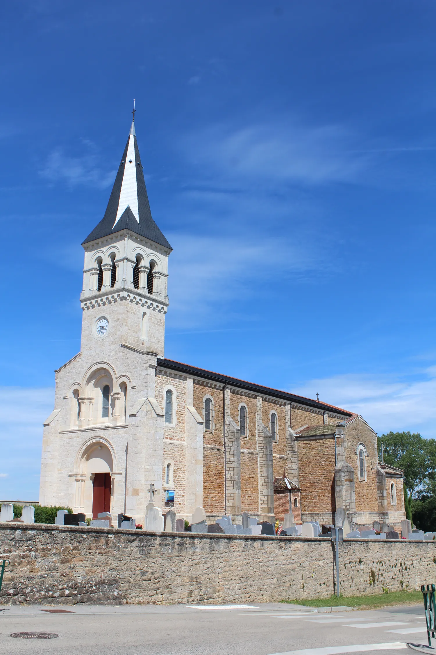 Image qui illustre: Eglise Saint Denis de Cruzilles-lès-Mépillat à Cruzilles-lès-Mépillat - 0