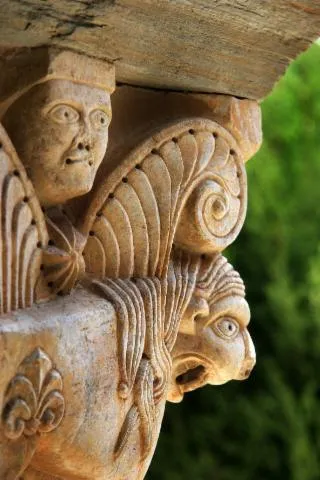 Image qui illustre: Visite à la lanterne du prieuré sur le décor sculpté végétal