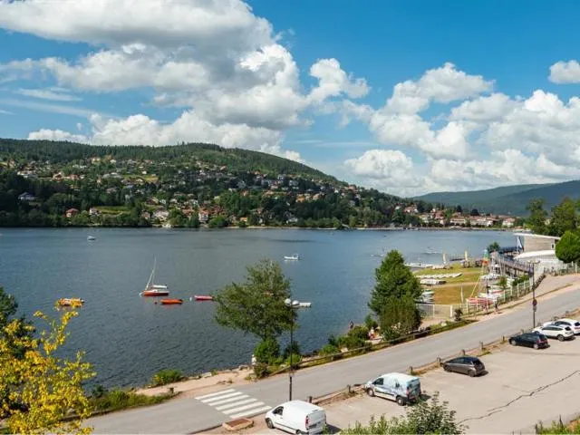 Image qui illustre: La Roche Du Lac