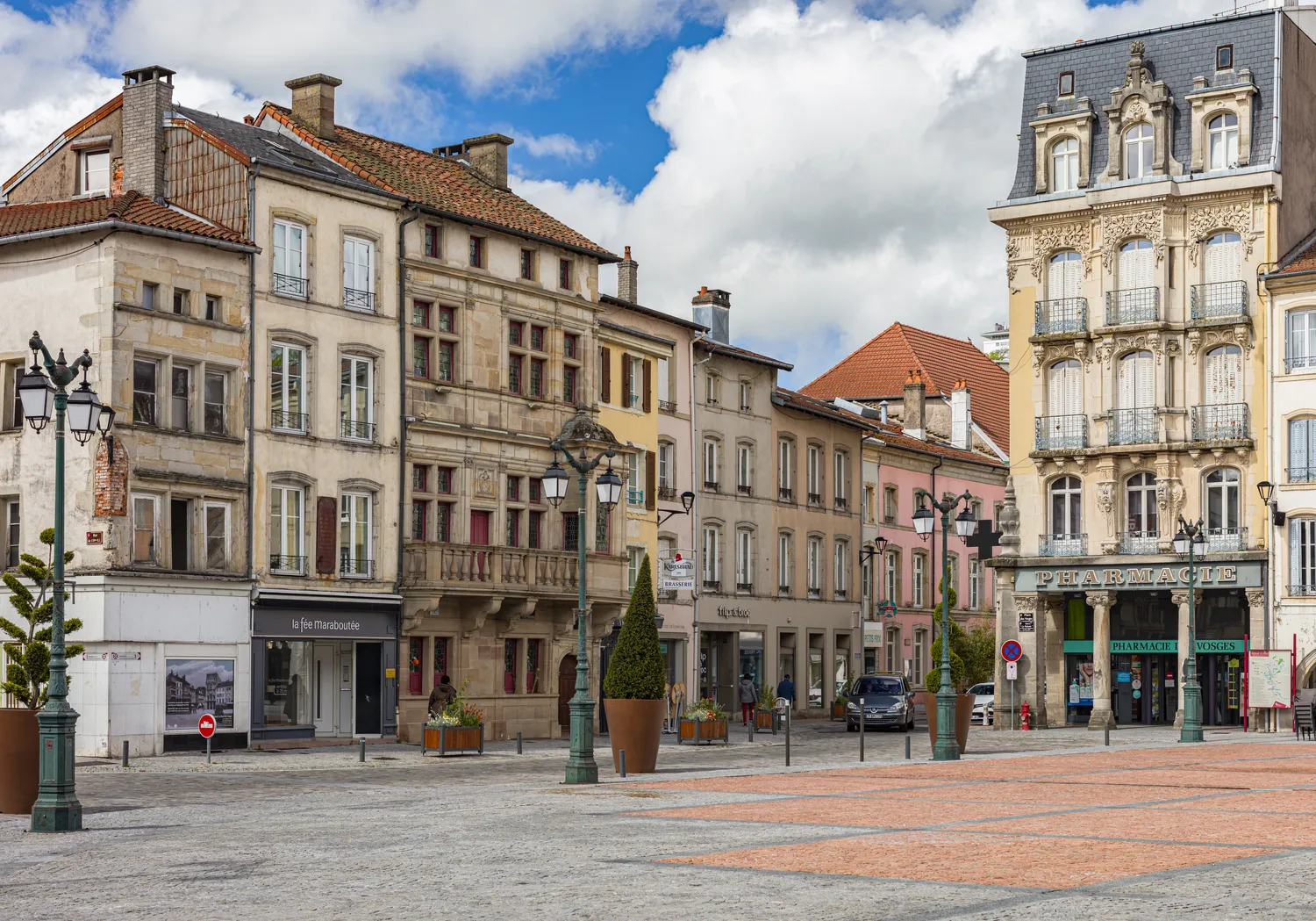 Image qui illustre: Place Des Vosges à Épinal - 1