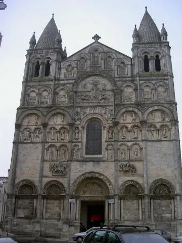 Image qui illustre: Cathédrale Saint-Pierre d'Angoulême