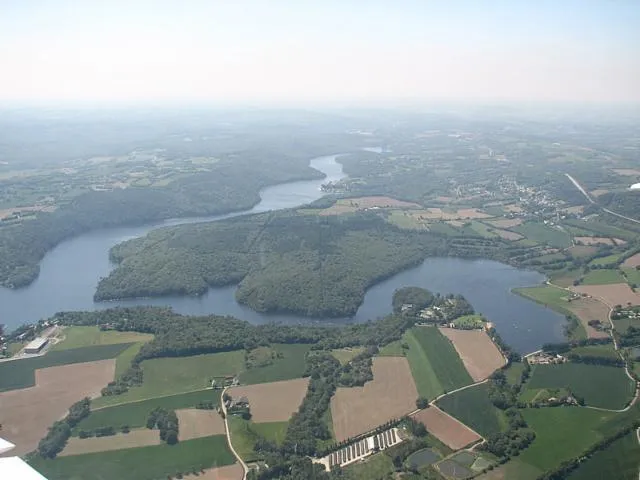 Image qui illustre: Lac de Guerlédan