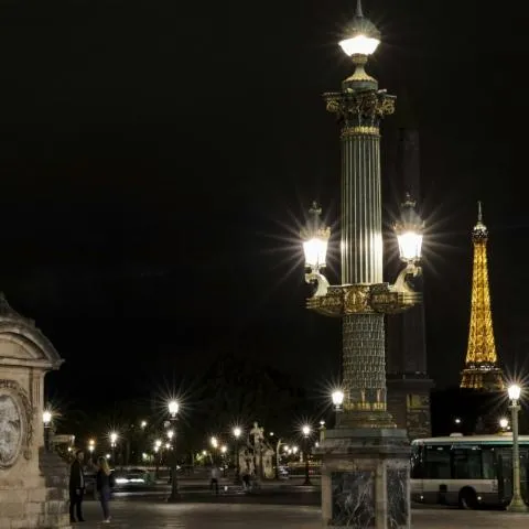 Image qui illustre: Tour Eiffel : accès au deuxième étage avec option Sommet + visite nocturne en bus