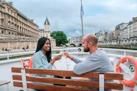 Image qui illustre: Croisière sur la Seine avec champagne