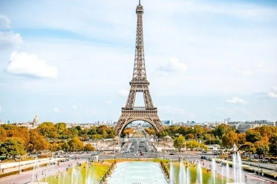 Image qui illustre: Visite guidée à pied de la tour Eiffel avec accès au sommet en option