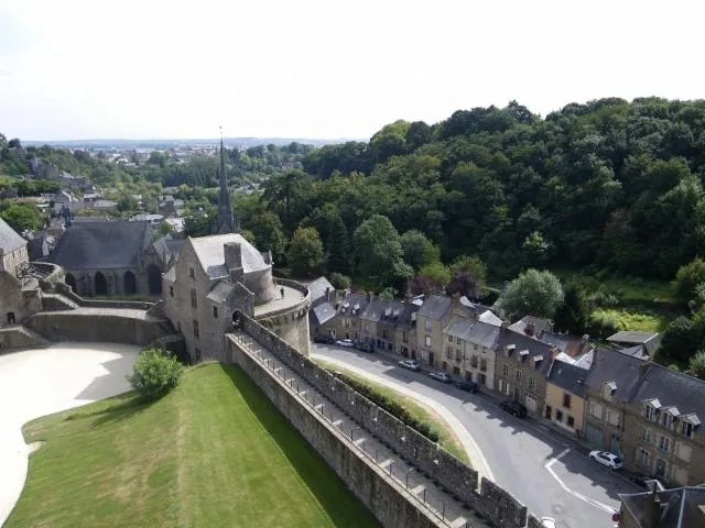 Image qui illustre: Château De Fougères